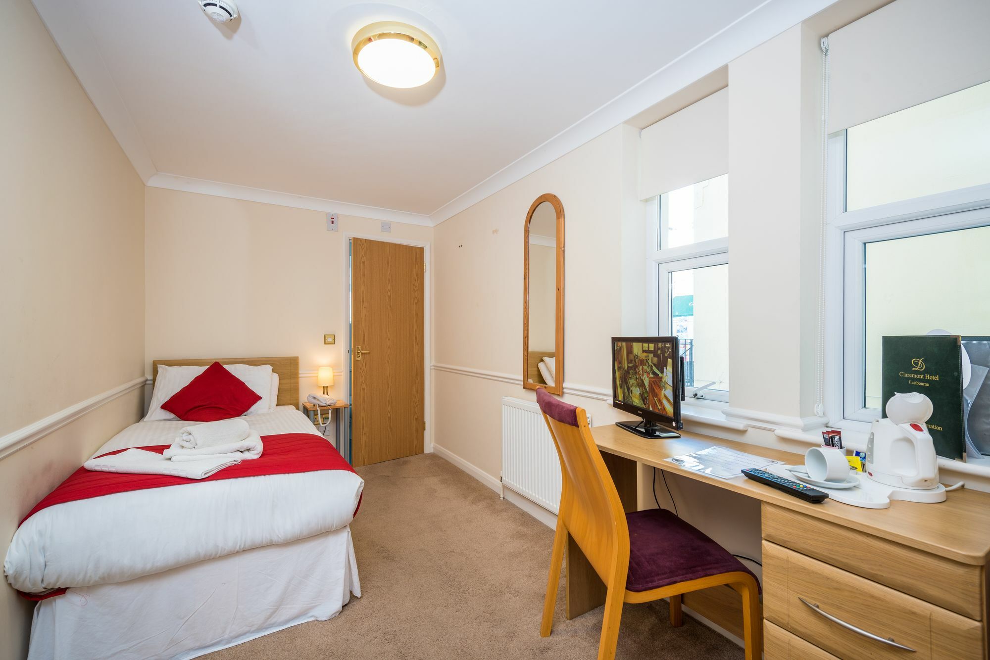 Claremont Lions Hotel Eastbourne Bagian luar foto